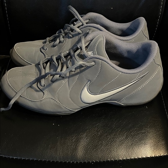 Nike Shoes - Women’s Nike Musique Dance Sneakers w/turning circle & split sole. Size 9